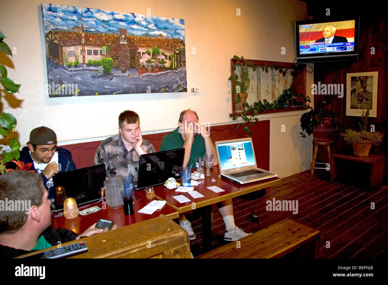 Il popolo americano guarda 2008 Elezione di copertura sulla televisione e computer a Boise Idaho USA Foto Stock