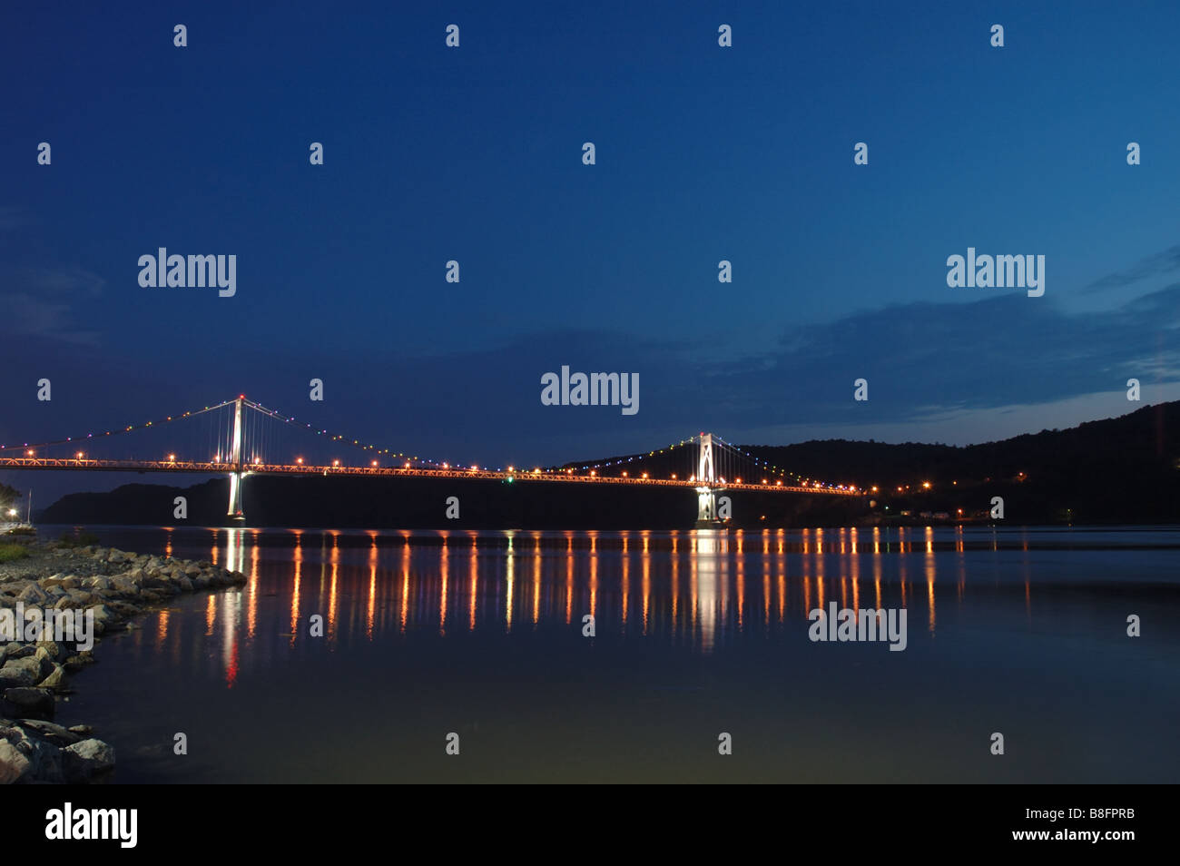 Metà Ponte Hudson accesa fino al crepuscolo relecting nel fiume Hudson New York STATI UNITI D'AMERICA Foto Stock