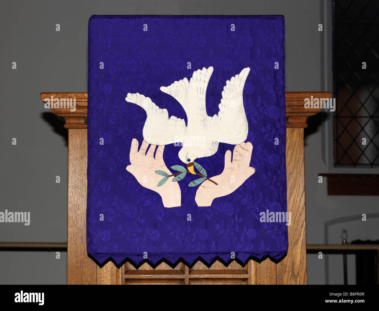 Colomba della Pace con il ramo di oliva nel becco ricamo sul leggio Chiesa Metodista Epsom Surrey Foto Stock