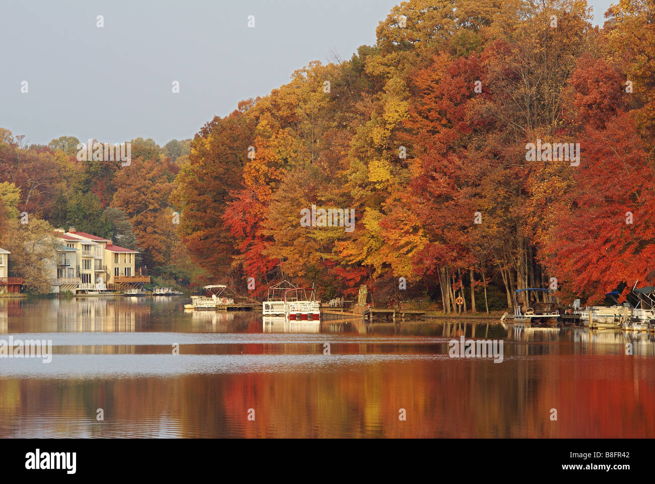 Autunno in riva al lago di Anne, a Reston in Virginia Foto Stock