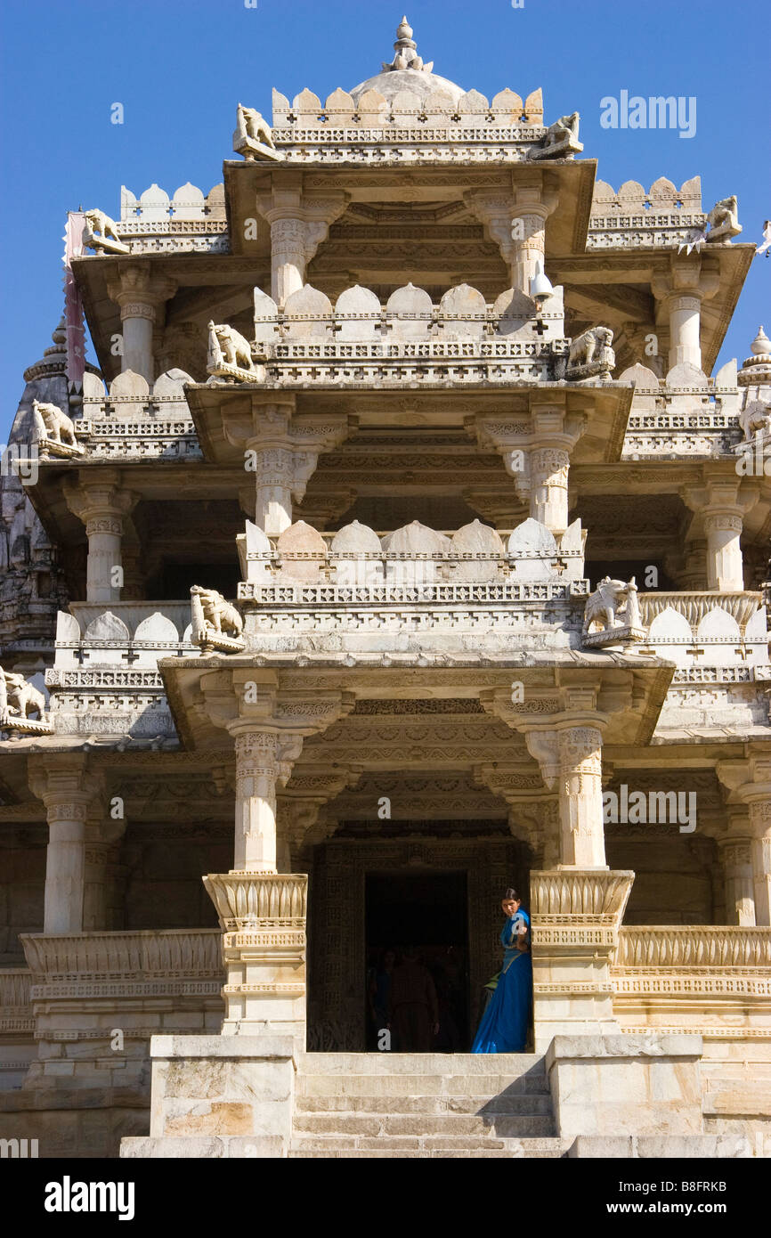 Giovane signora indiana all ingresso del tempio Jain Ranakpur Rajasthan in India Foto Stock