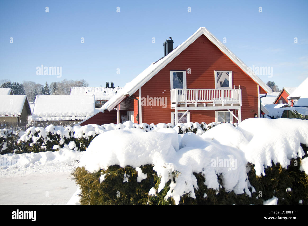 Neve al coperto sul tetto di una tradizionale casa norvegese Foto Stock