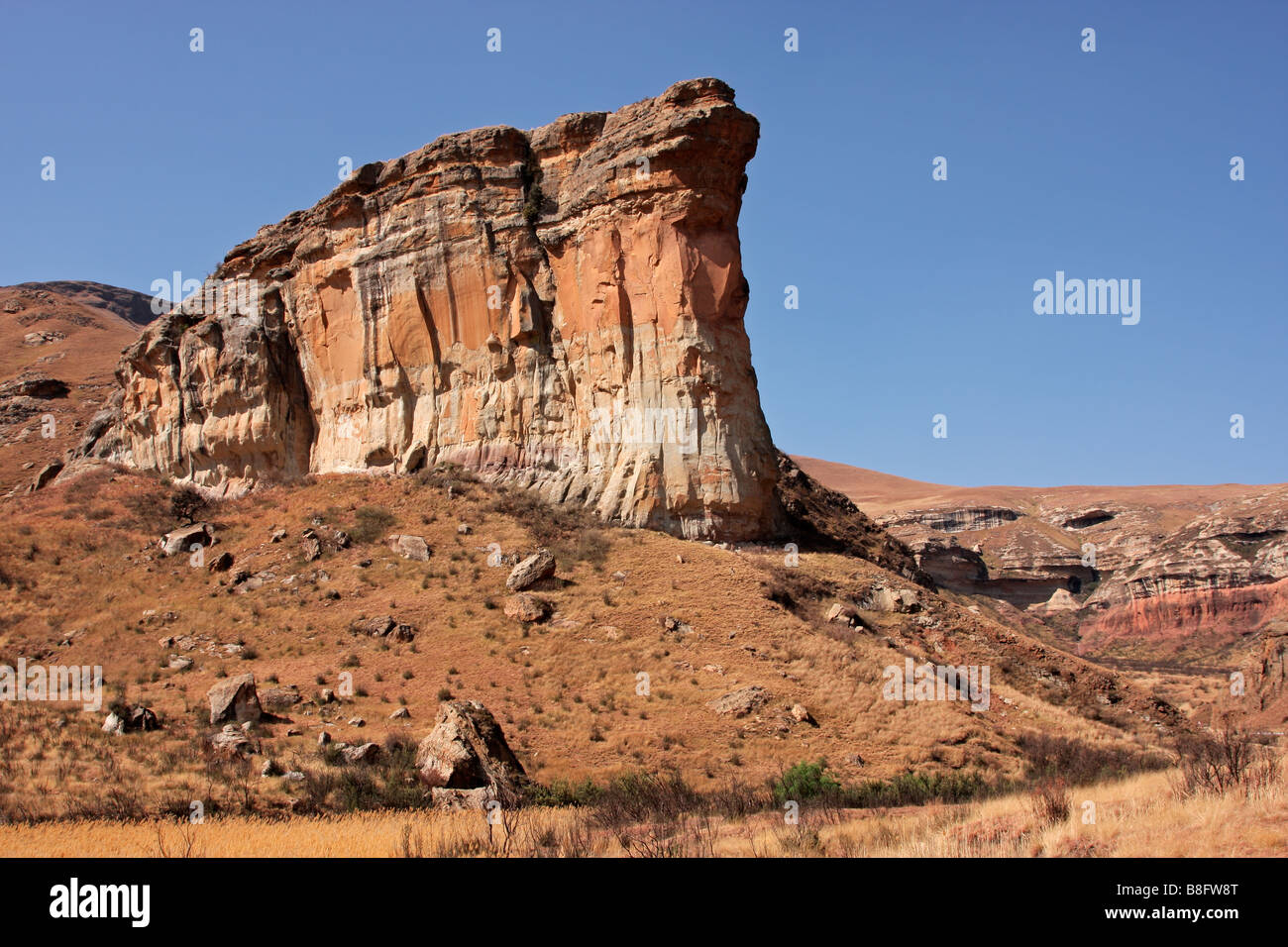 Vista del famoso Brandwag roccia arenaria durante il secco periodo invernale, Golden Gate National Park, Sud Africa Foto Stock