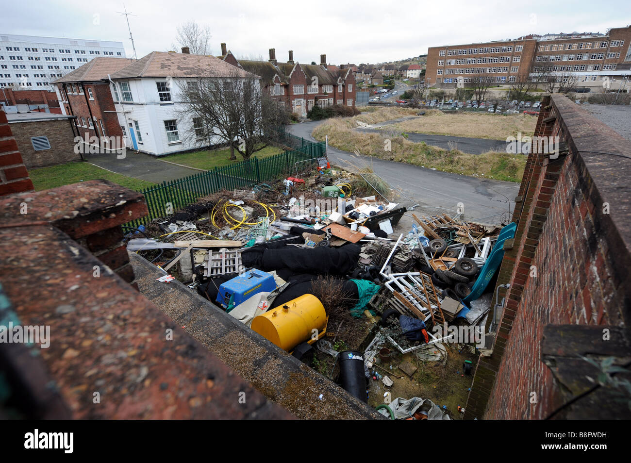 Rifiuti sinistra intorno a dei derelitti Preston caserma sito in Lewes Road Brighton Foto Stock