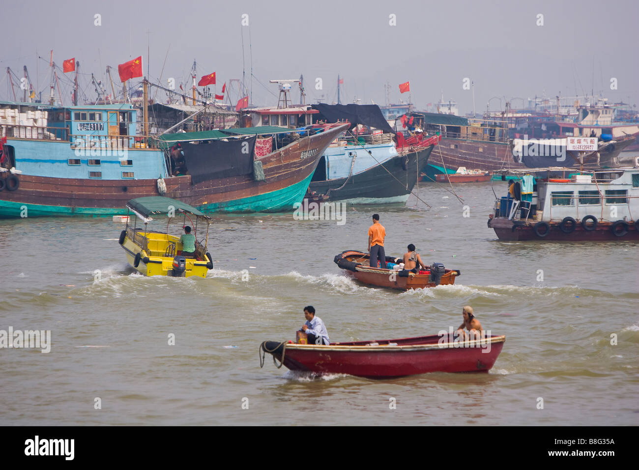ZHUHAI, nella provincia di Guangdong, Cina - imbarcazioni commerciali in porto Foto Stock