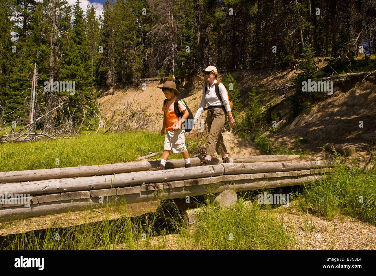 Parco Nazionale di Yellowstone WYOMING USA - madre e figlio escursione oltre il ponte. Signor Foto Stock