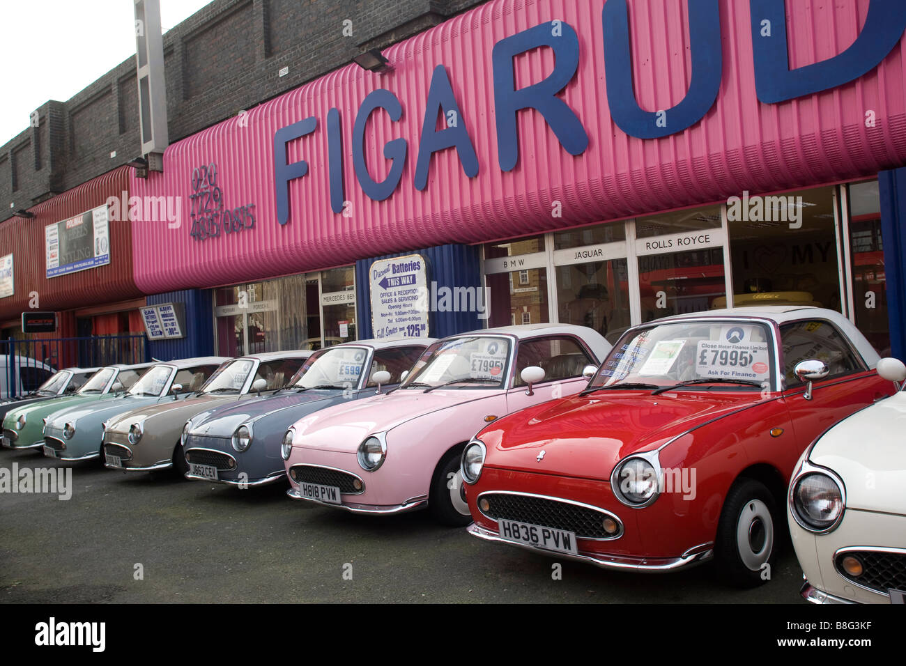 Fila di retrò Nissan Figaro automobili per la vendita a rivenditori di  automobili Foto stock - Alamy
