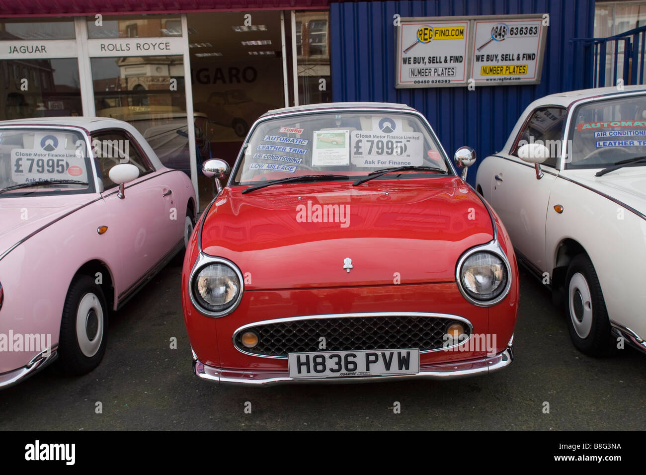 Fila di retr Nissan Figaro automobili per la vendita a