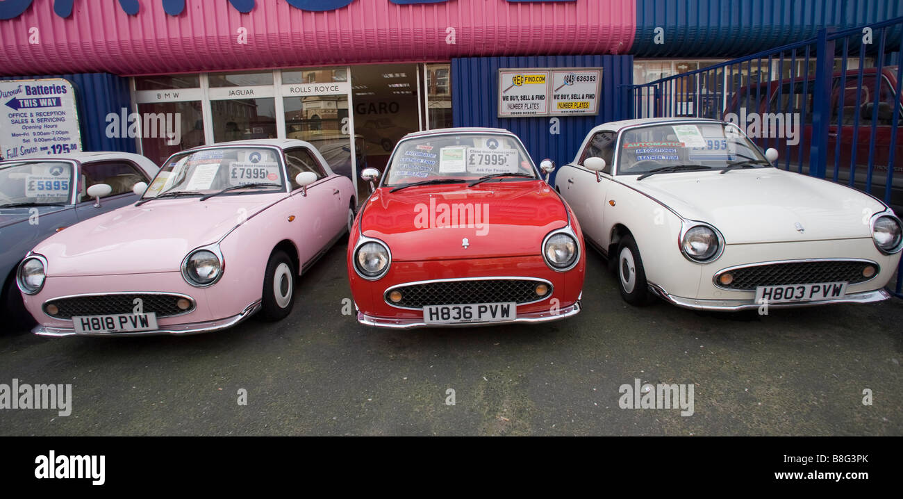 Fila di retrò Nissan Figaro automobili per la vendita a rivenditori di automobili Foto \u0026 Immagine Stock: 22481835 - Alamy