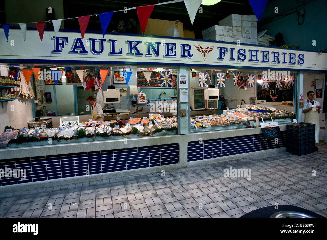 Pescivendolo al mercato del pesce Beresford Street St Helier Jersey Isole del Canale Foto Stock