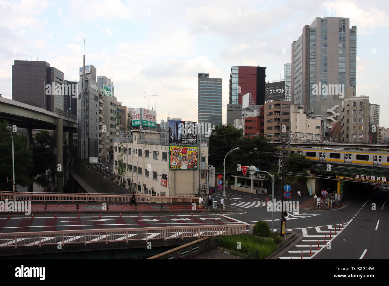 Fiume Kanda e la linea JR treno, Iidabashi, Tokyo, Giappone Foto Stock