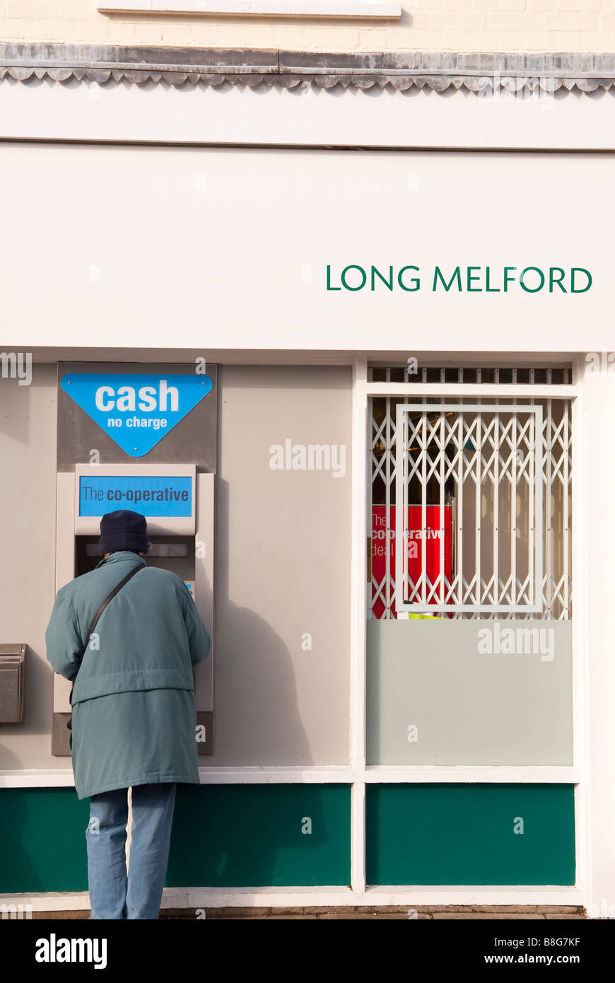 Una donna tramite bancomat speedbank macchina fuori la Co-op foodstore shop store in Long Melford,Suffolk, Regno Unito Foto Stock