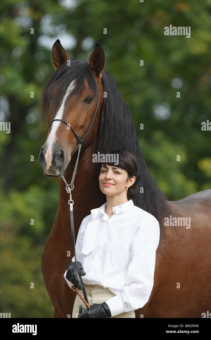 Donna con cavallo lusitano Foto Stock