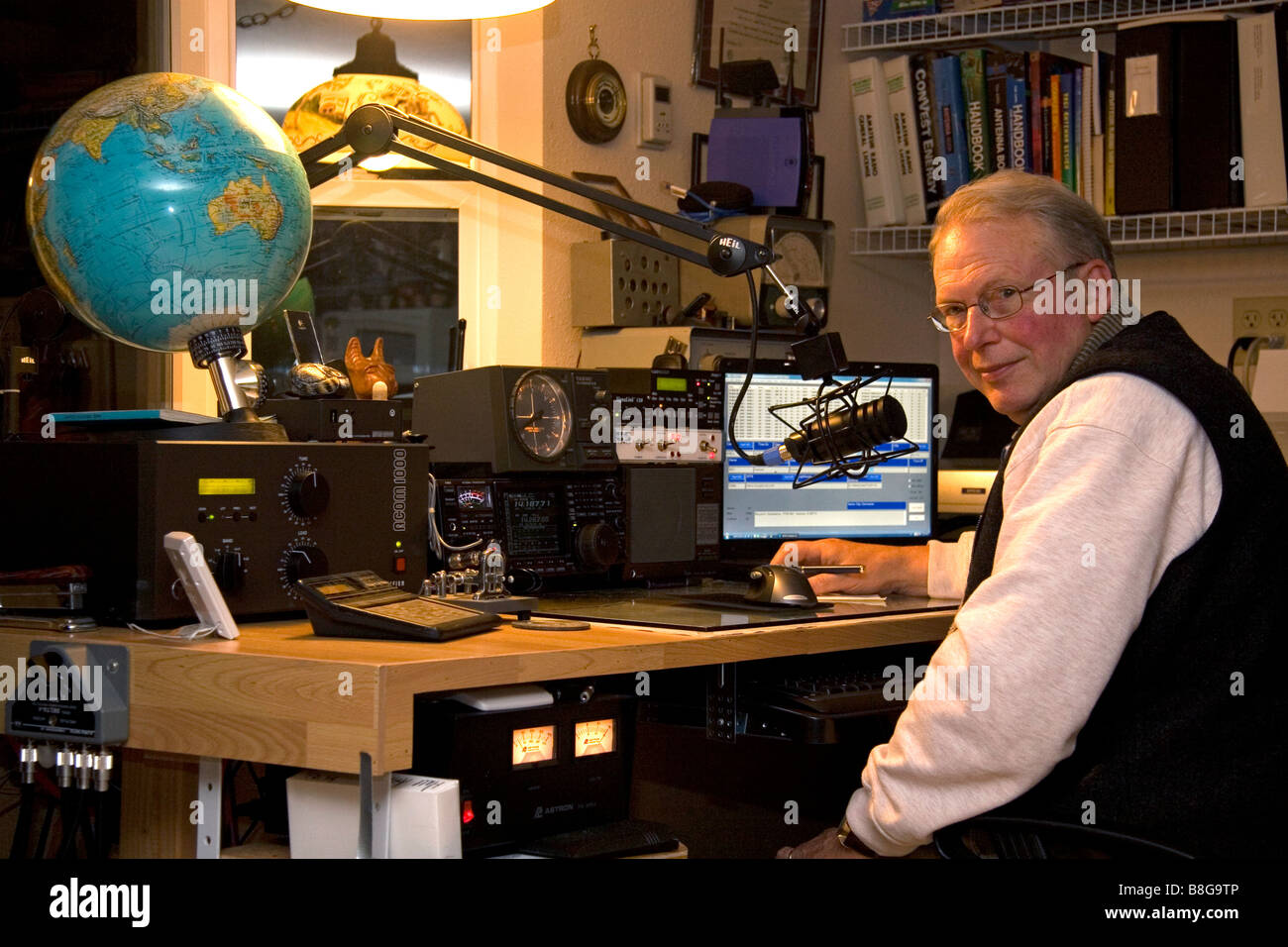 Operatore della radio di prosciutto nella sua radio shack situato in Shelton Washington USA MR Foto Stock