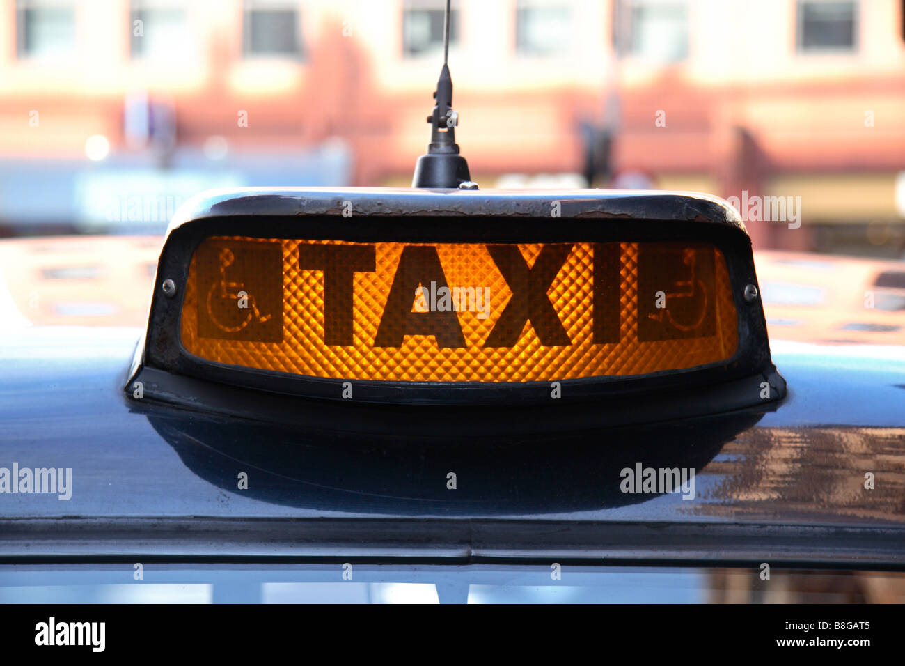 'Taxi a noleggio " luce su un taxi progettato per i disabili, parcheggiate fuori Harrods, Knightsbridge di Londra. Feb 09 Foto Stock
