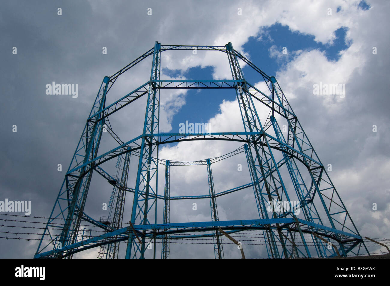 Un vecchio gasometro o gasometro vuoto permanente. Foto Stock