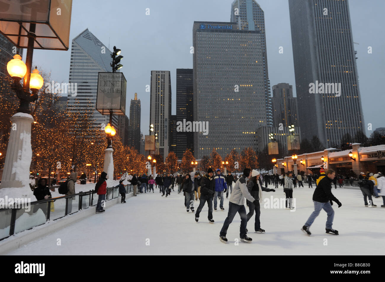 Stati Uniti Chicago in Illinois il Winter Millennium Park pubblico pista di pattinaggio McCormick Tribune Plaza pista di pattinaggio su ghiaccio Foto Stock