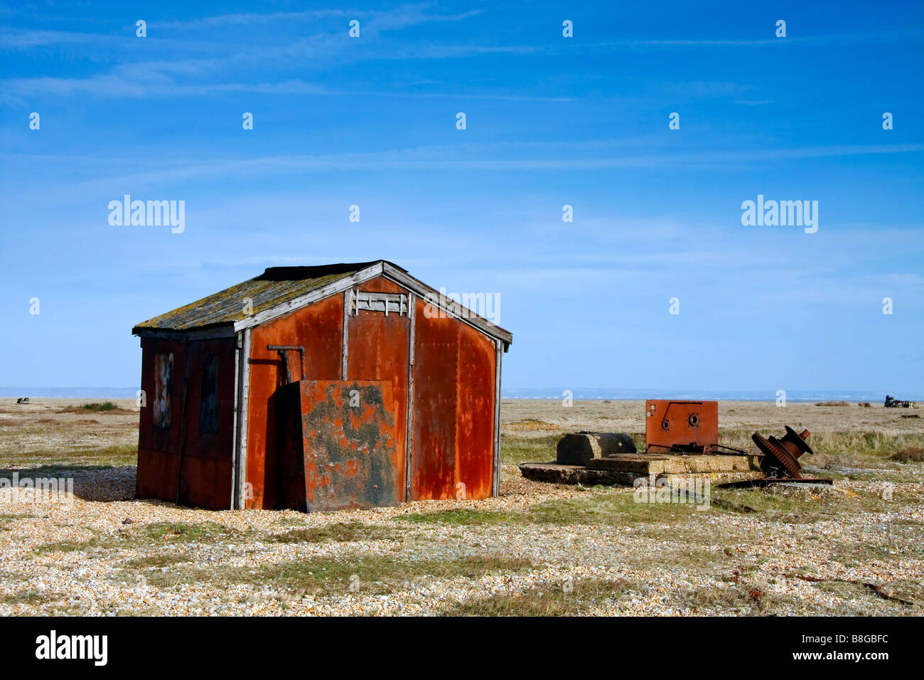 Il vecchio metallo arrugginito sparso sulla spiaggia di Dungeness Foto Stock