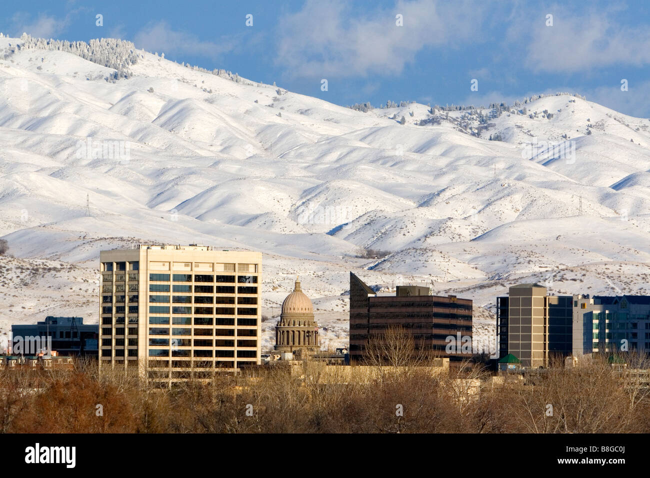 Coperta di neve colline e il centro cittadino di Boise Idaho USA Foto Stock