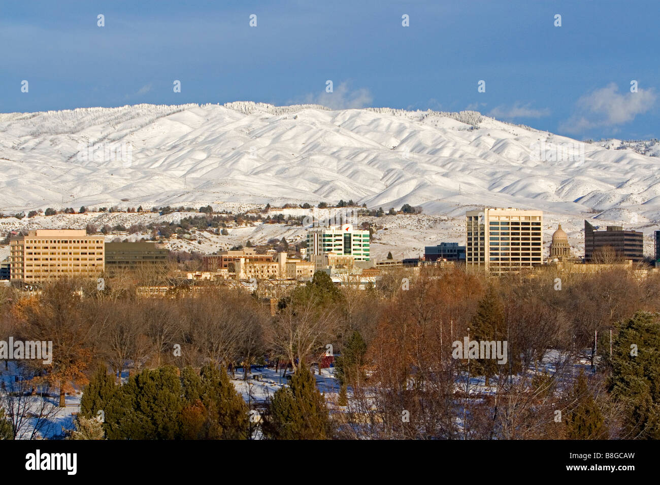 Coperta di neve colline e il centro cittadino di Boise Idaho USA Foto Stock