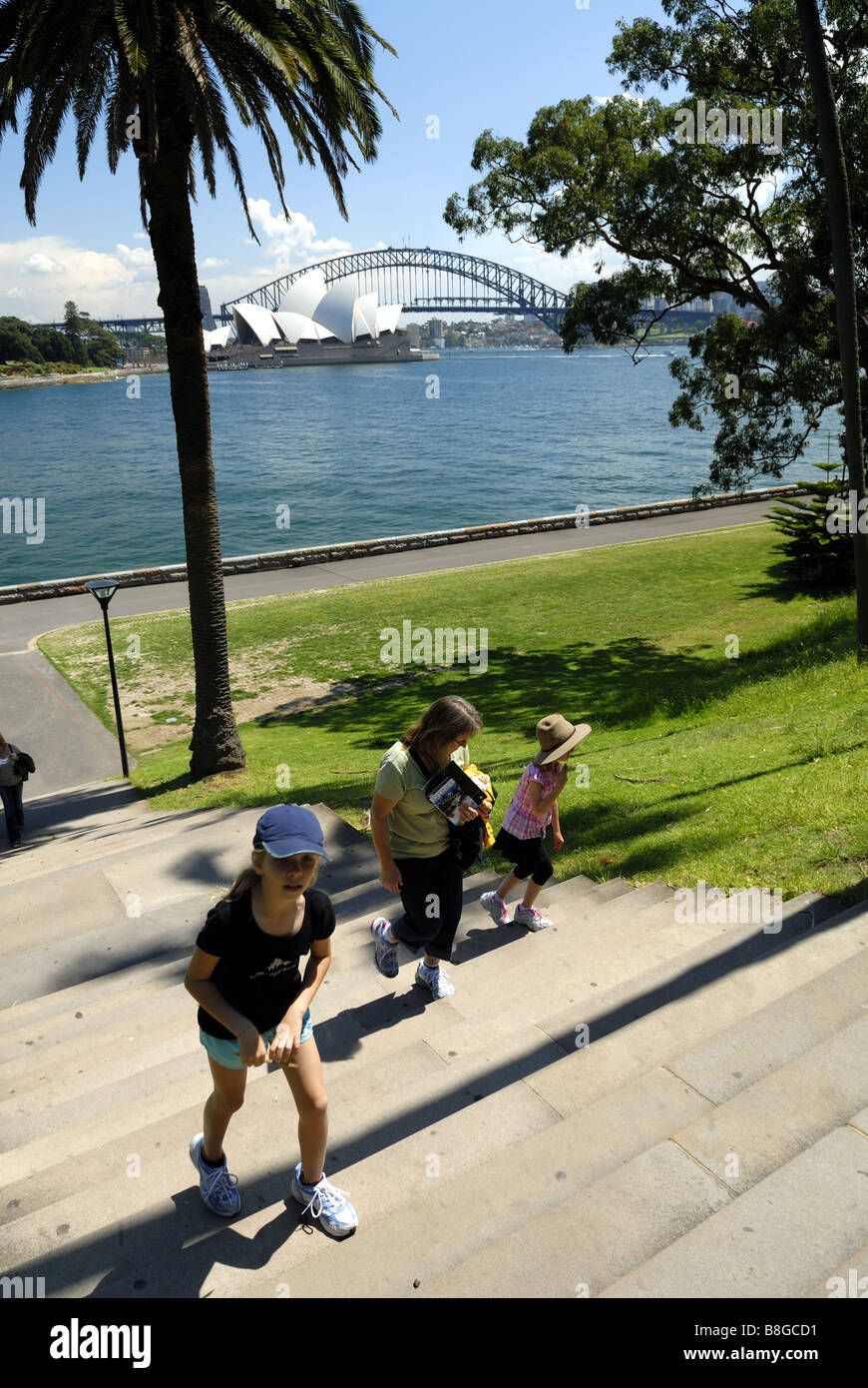 La madre e le figlie (10 anni, 6 anni) ascendente fasi della flotta, Opera House di Sydney e il Sydney Harbour Bridge in background. Foto Stock