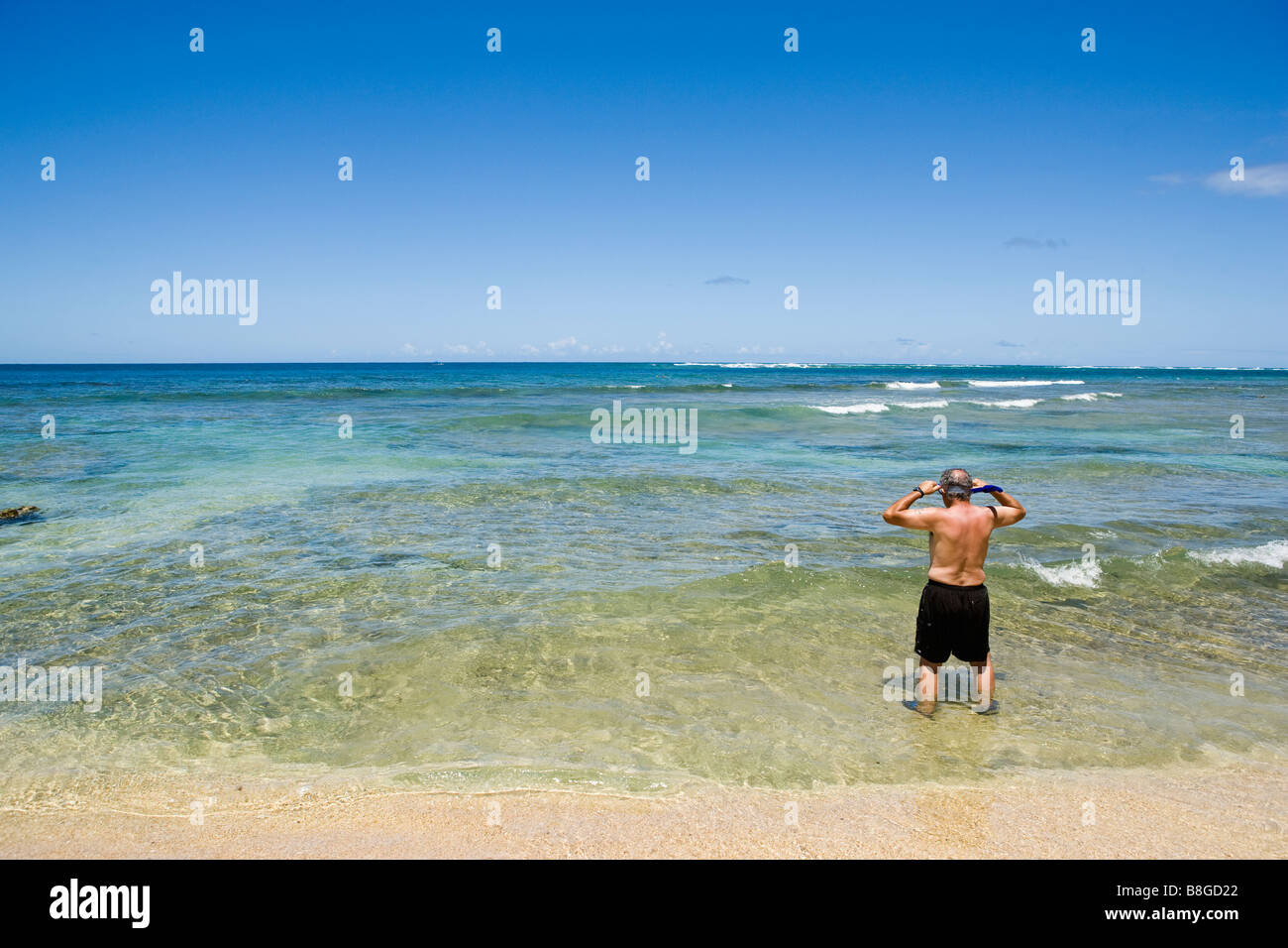 Un uomo maturo sempre pronto a fare snorkelling su Ke e spiaggia a nord Kauai Hawaii Foto Stock