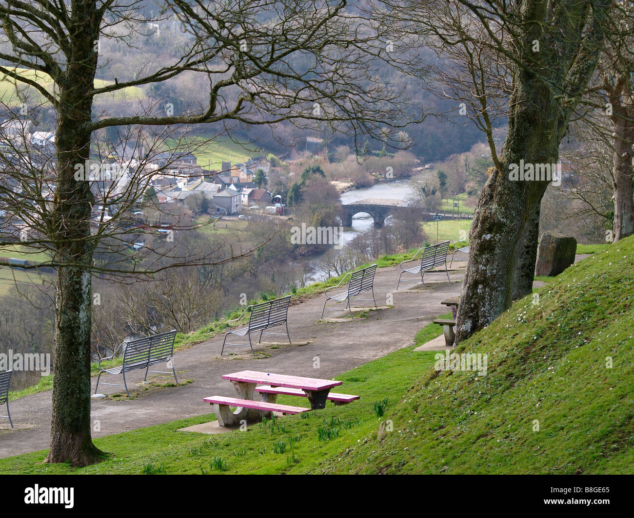 Area con posti a sedere presso il Great Torrington, affacciato sul fiume Torridge e il vecchio villaggio di lebbrosi di Taddiport sulla riva lontana Foto Stock