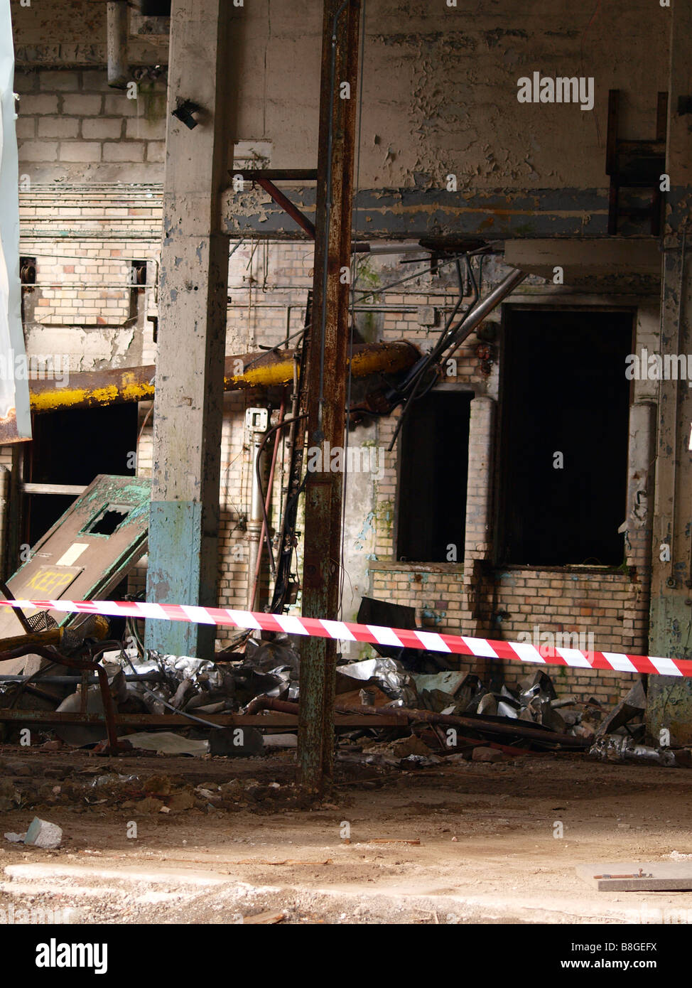 All'interno di una vecchia fabbrica abbandonati che esso cada Foto Stock