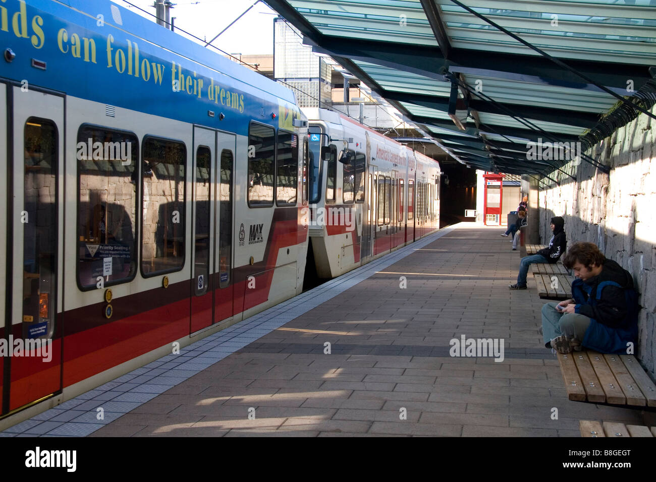 La max light rail dal sistema di trasporto pubblico in Portland Oregon USA Foto Stock