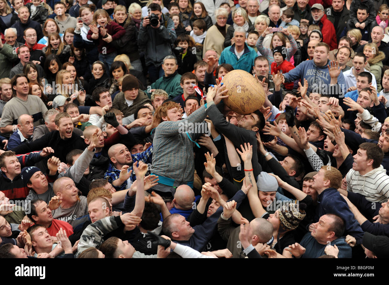 La partita di pallone di Atherstone del martedì grasso nel Warwickshire Inghilterra Regno Unito. Foto di DAVID BAGNALL Foto Stock