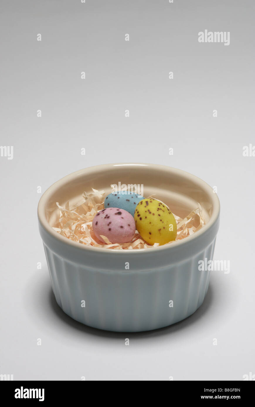 Uova di Pasqua di cioccolato in un contenitore decorativo Foto Stock