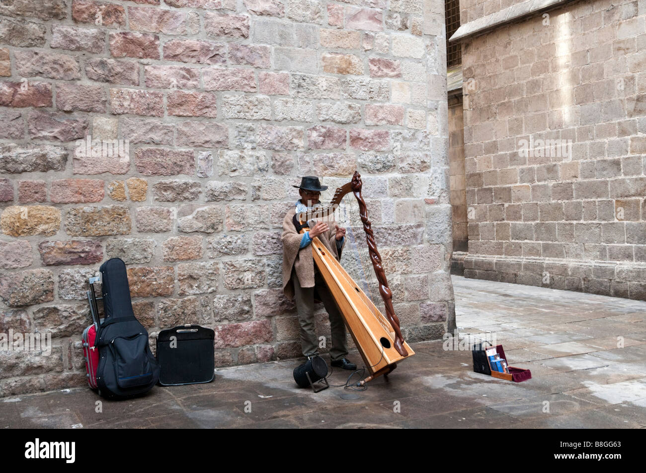Busker suonare l'arpa nel quartiere Gotico di Barcellona, Spagna Foto Stock