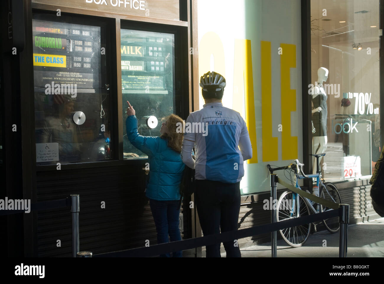 I frequentatori di cinema di attendere in linea per acquistare i biglietti presso il Lincoln Plaza Cinema Foto Stock