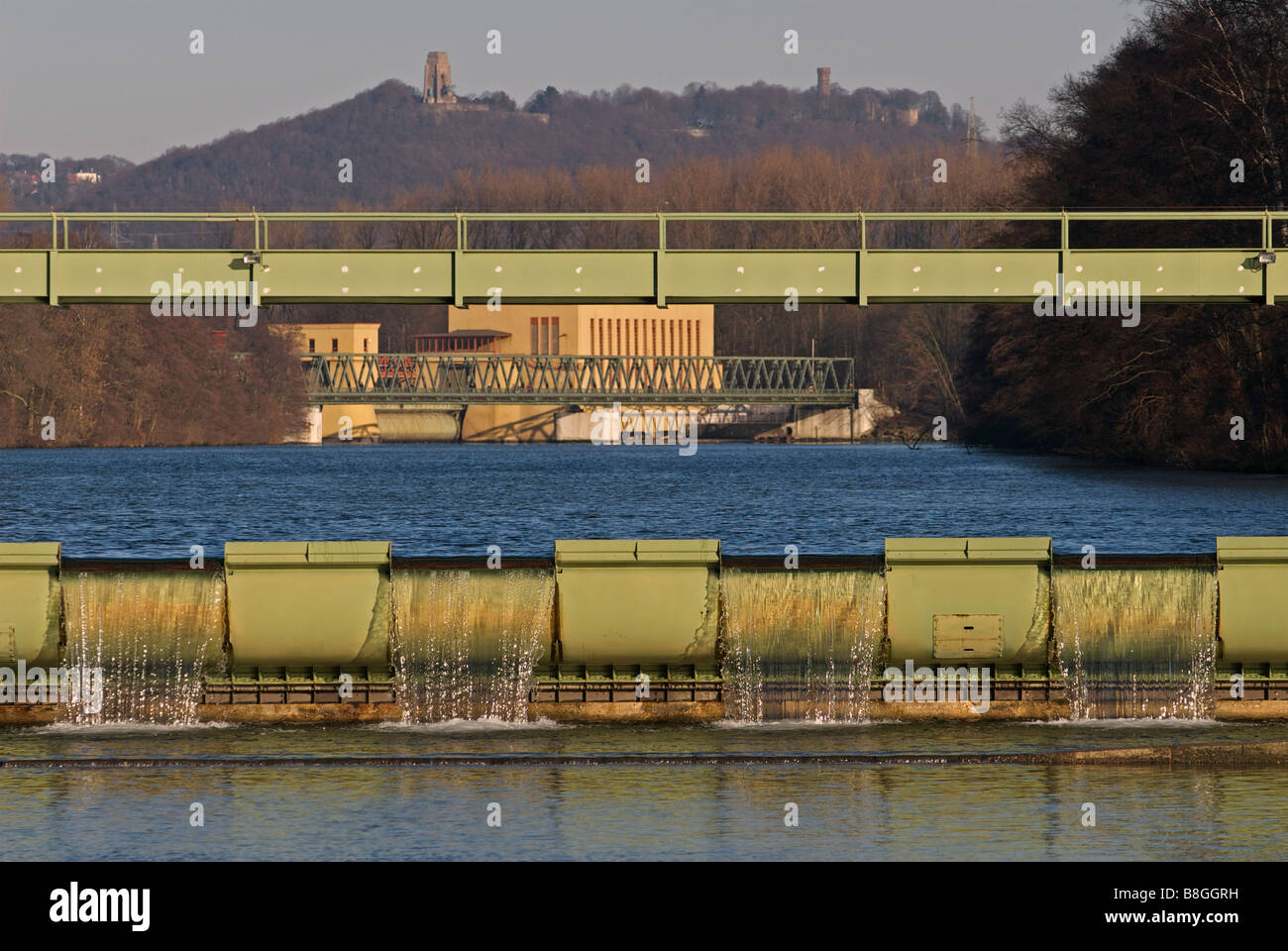 Il Hengsteysee (Lago Hengstey) un bacino idrico sul fiume Ruhr tra le città di Hagen, Dortmund e Herdecke, Renania Settentrionale-Vestfalia, Germania. Foto Stock