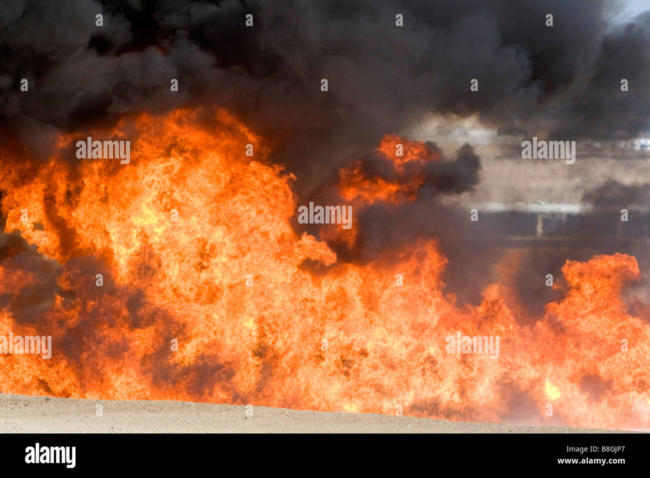 Il combustibile per jet fire in un aeroporto firefigher training facility a Boise Idaho USA Foto Stock