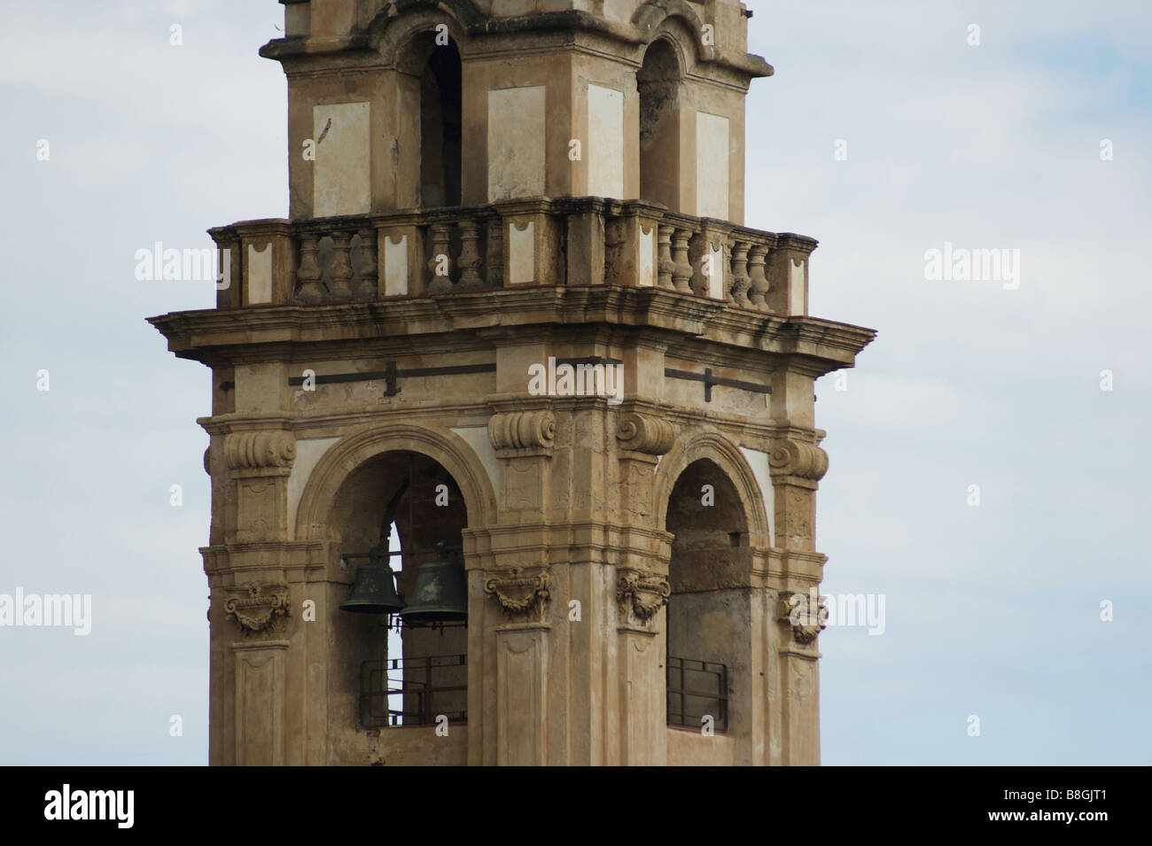 Il campanile di una chiesa, Sicilia, Italia Foto Stock