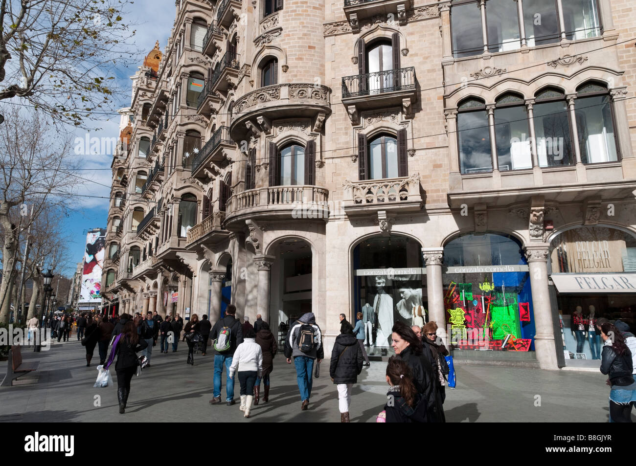 Shopping sul Passeig de Gracia nel quartiere Eixample, Barcellona, Spagna Foto Stock