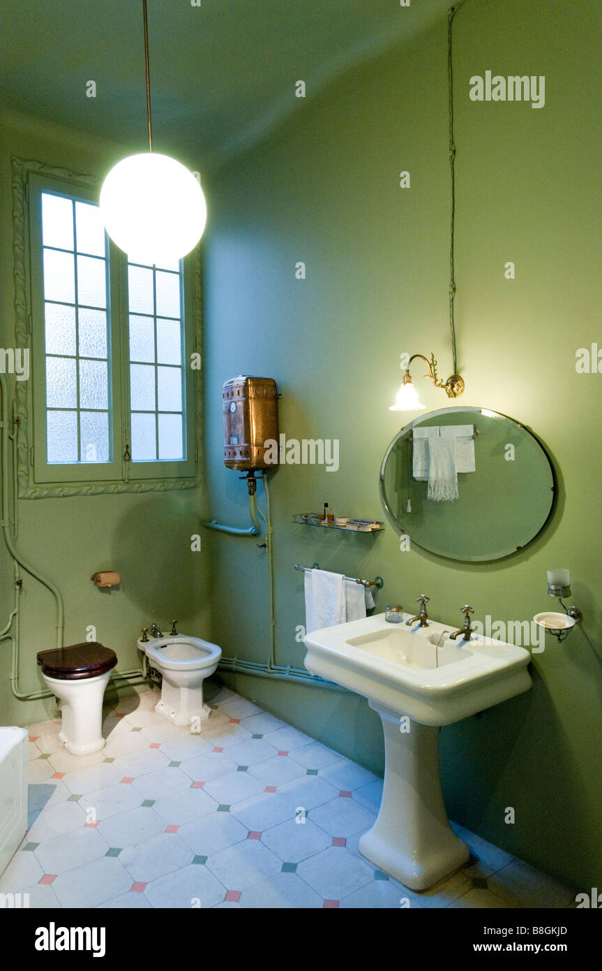 Nei primi anni del XX secolo il bagno dentro la Casa Mila di Antoni Gaudì Barcellona, Spagna Foto Stock