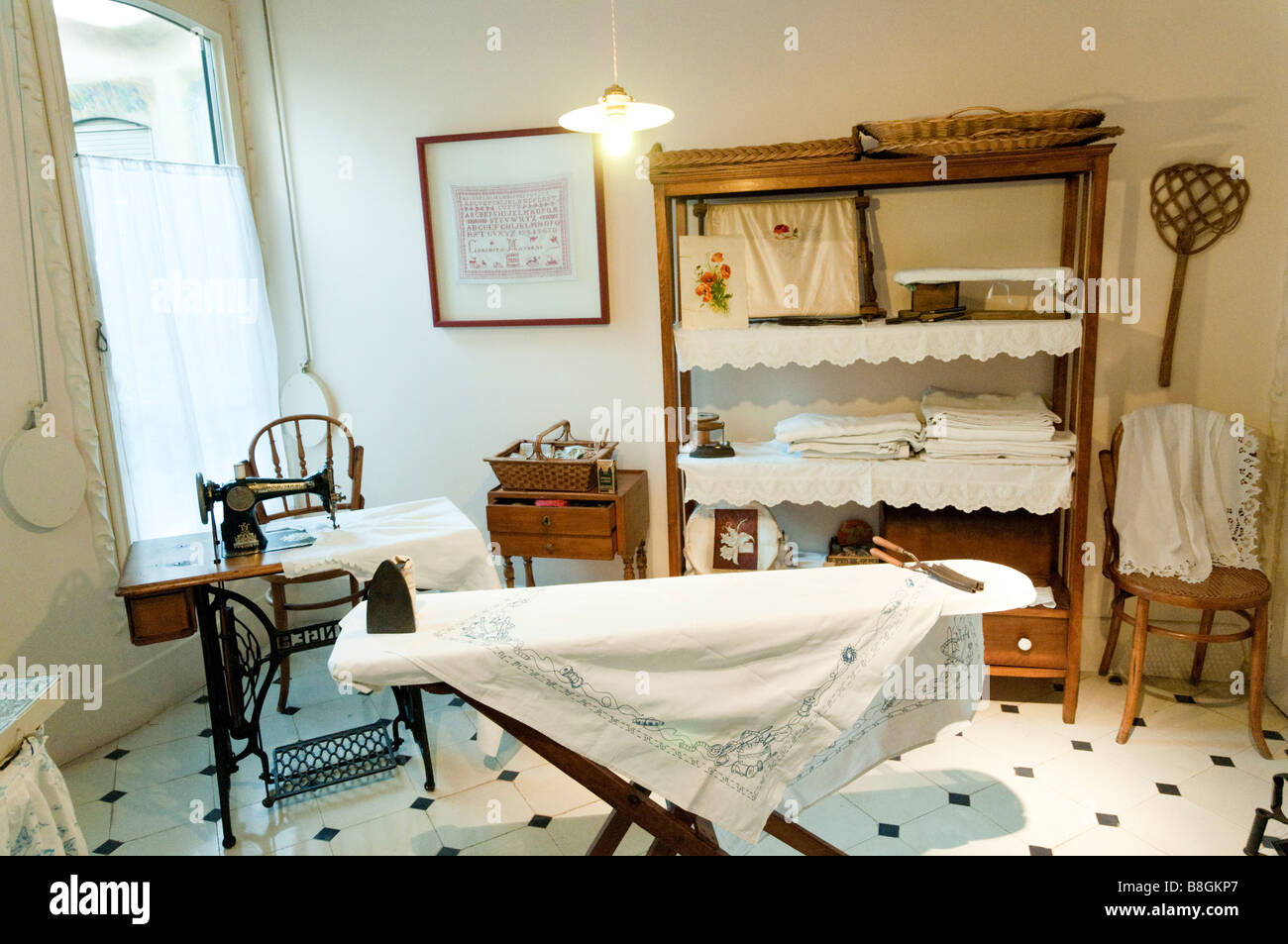 Nei primi anni del XX secolo sala lavanderia Casa Mila di Antoni Gaudì Barcellona, Spagna Foto Stock