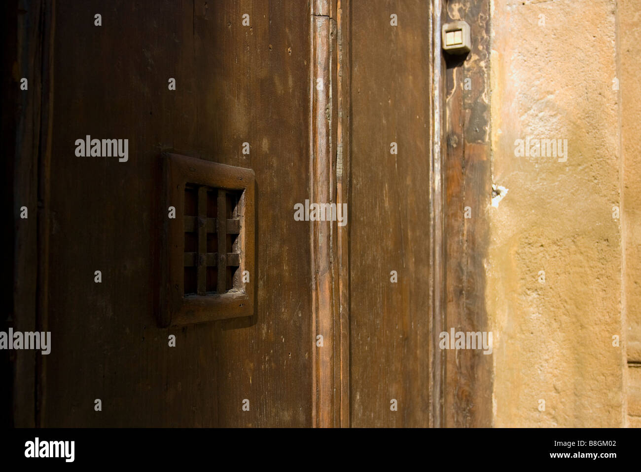 Porta e il campanello a un edificio a Palermo, Sicilia (Italia). Foto Stock