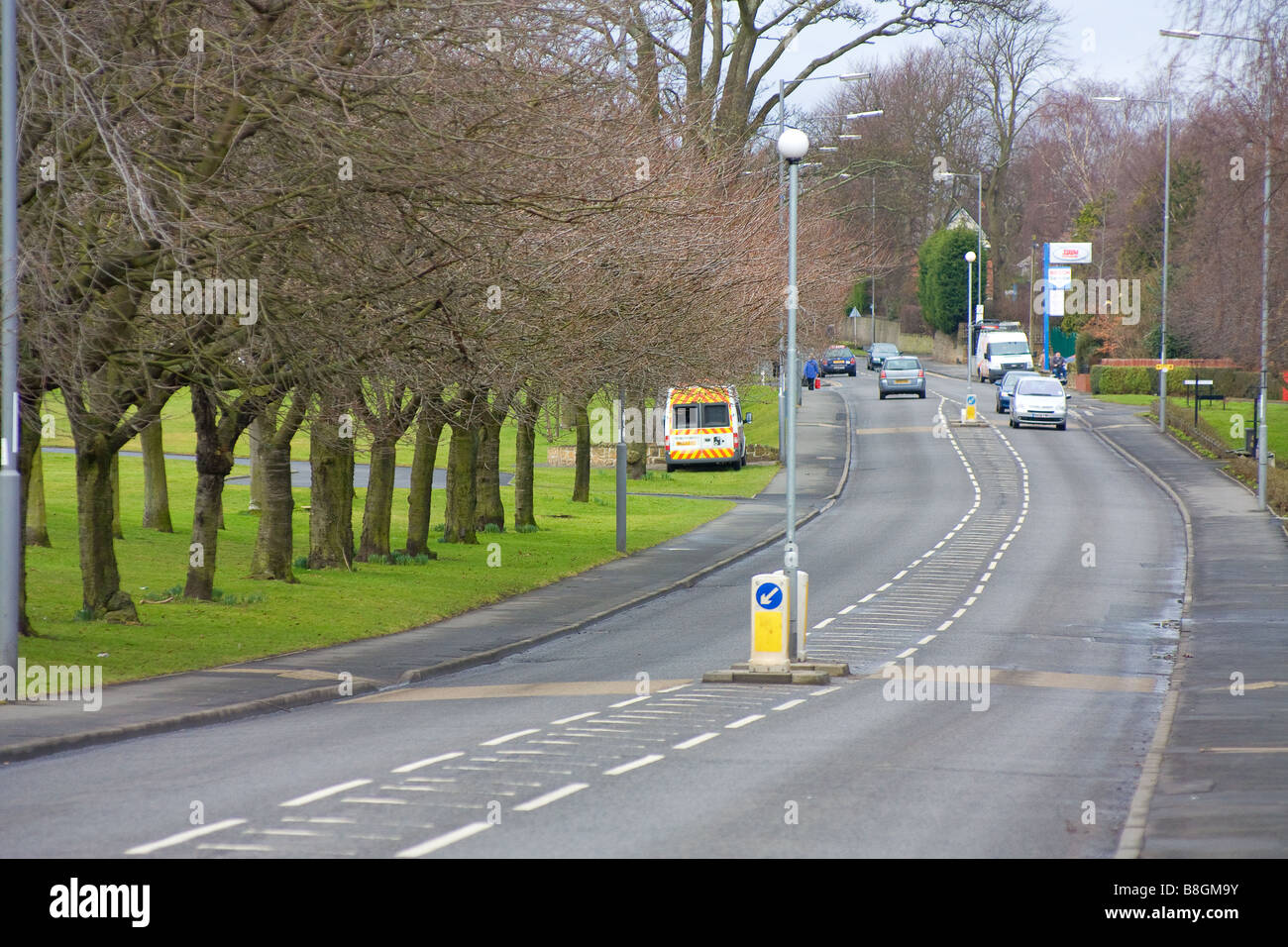 Polizia nascosta velocità telecamera trap van nascosto in alberi su B Road North East England Foto Stock