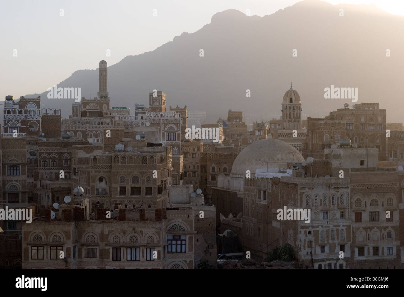 Vista su più piani case di fango a Sana'a, Yemen Foto Stock