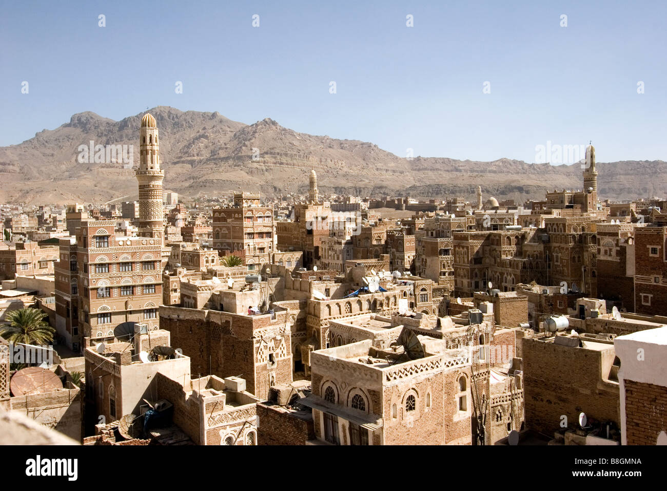 Vista su più piani case di fango a Sana'a, Yemen Foto Stock