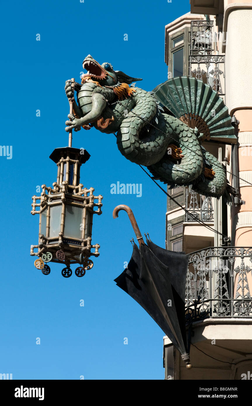 La scultura di un drago sul lato della Casa Quadros edificio su La Rambla Barcellona Spagna Foto Stock