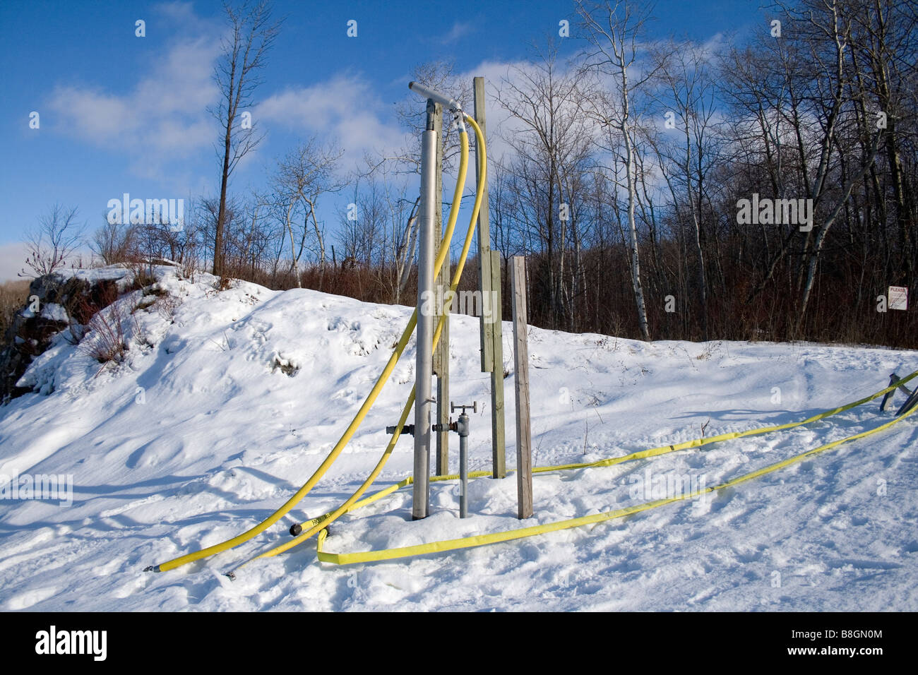 Il tubo flessibile di innevamento artificiale sul pendio a Glen Eden Ski Resort Foto Stock