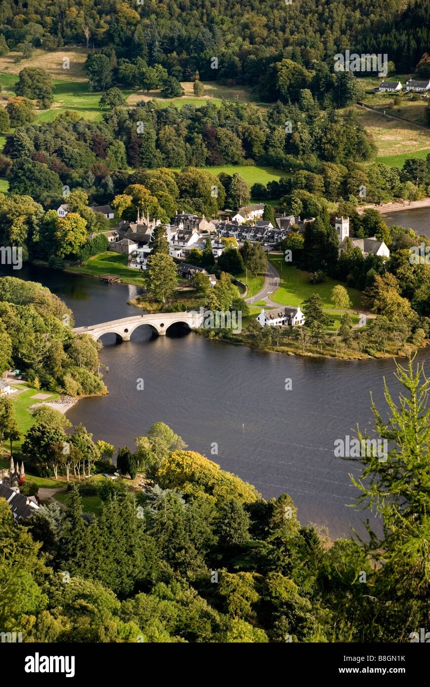 Ritratto del villaggio di Kenmore all'estremità orientale di Loch Tay, Perthshire Scozia preso dalla drummond Hill cercando post Foto Stock