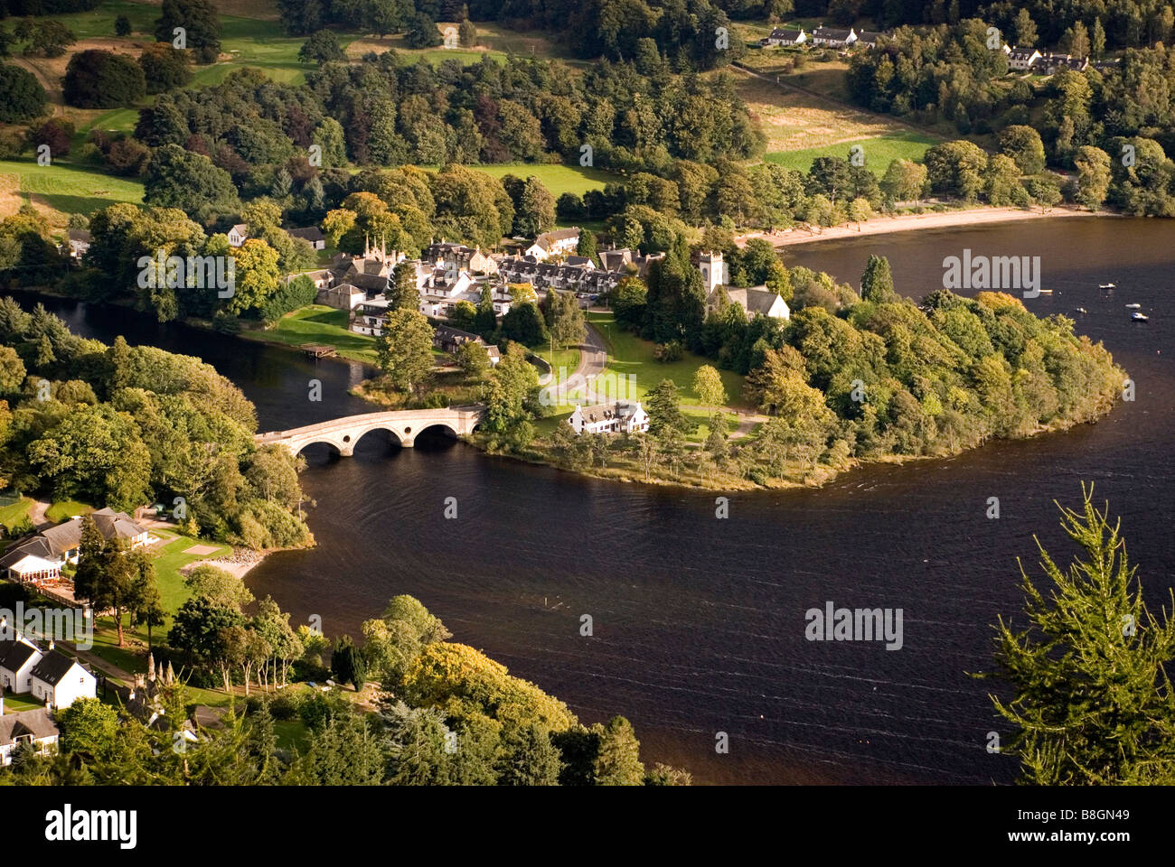 Il villaggio di Kenmore all'estremità orientale di Loch Tay, Perthshire Scozia preso dalla drummond Hill cercando post Foto Stock
