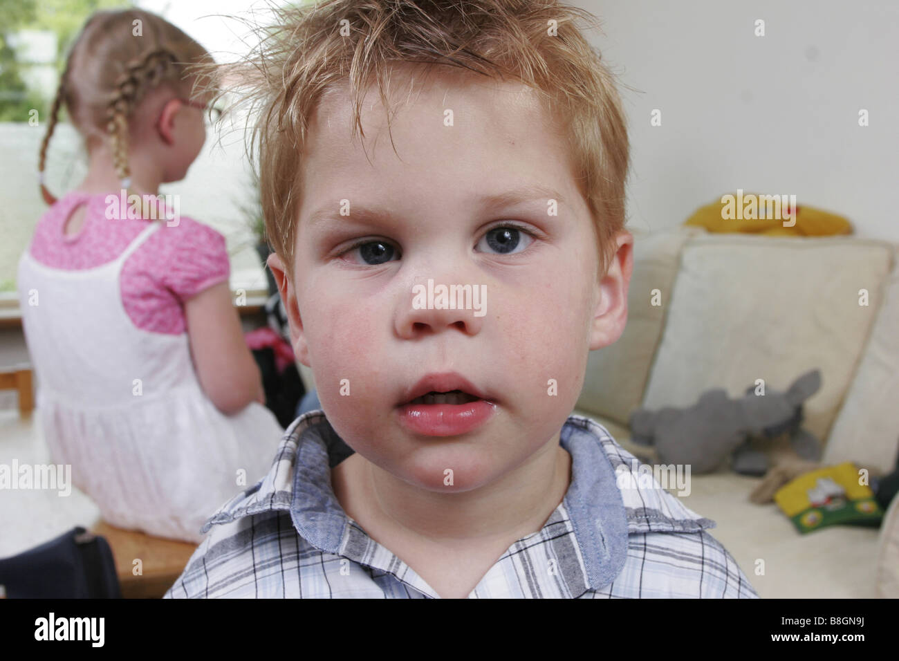 Bambino strizzando gli occhi immagini e fotografie stock ad alta  risoluzione - Alamy