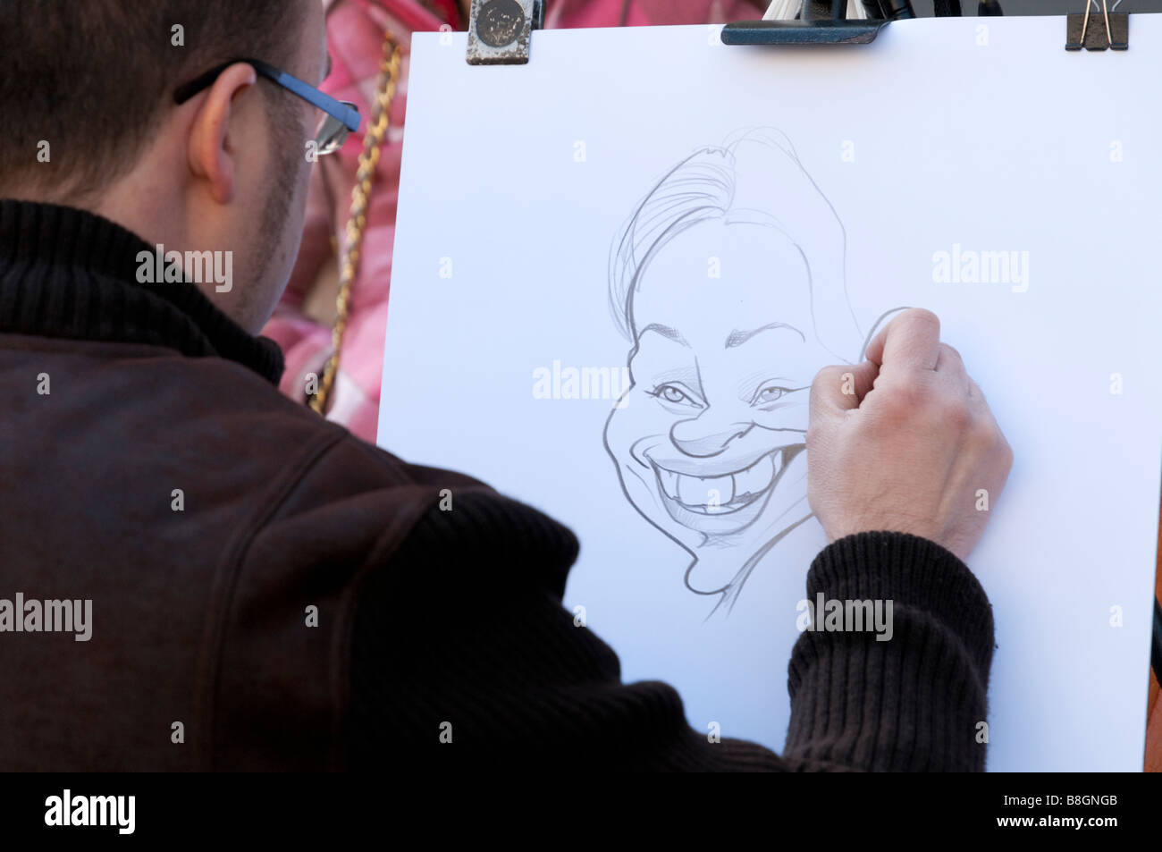 Street artist disegnando una caricatura di una giovane donna, Barcellona, Spagna Foto Stock