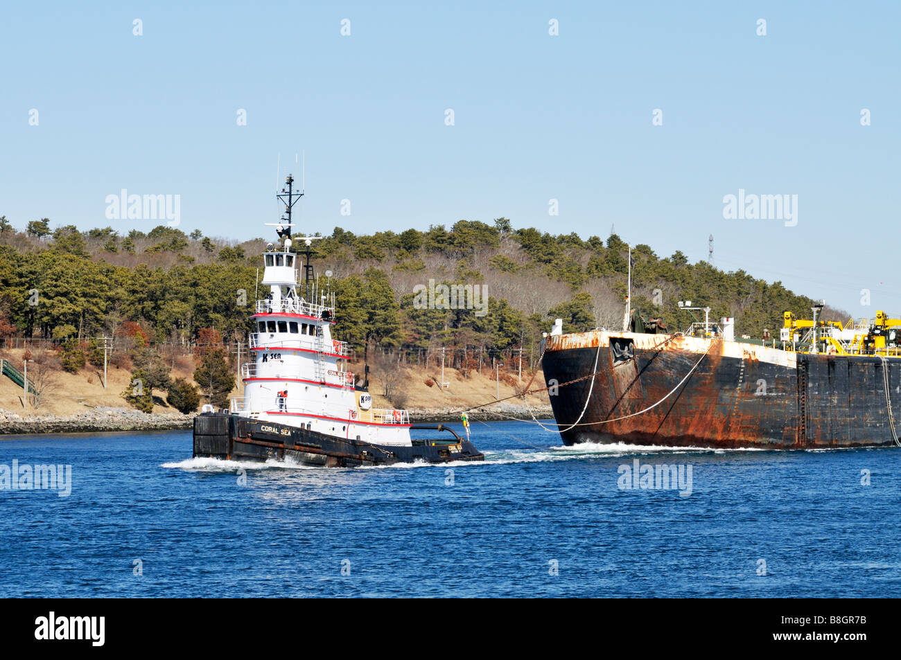 White rimorchiatore Coral Sea tirando olio combustibile passato chiatta litorale da KSea basato in Brunswick NJ Foto Stock